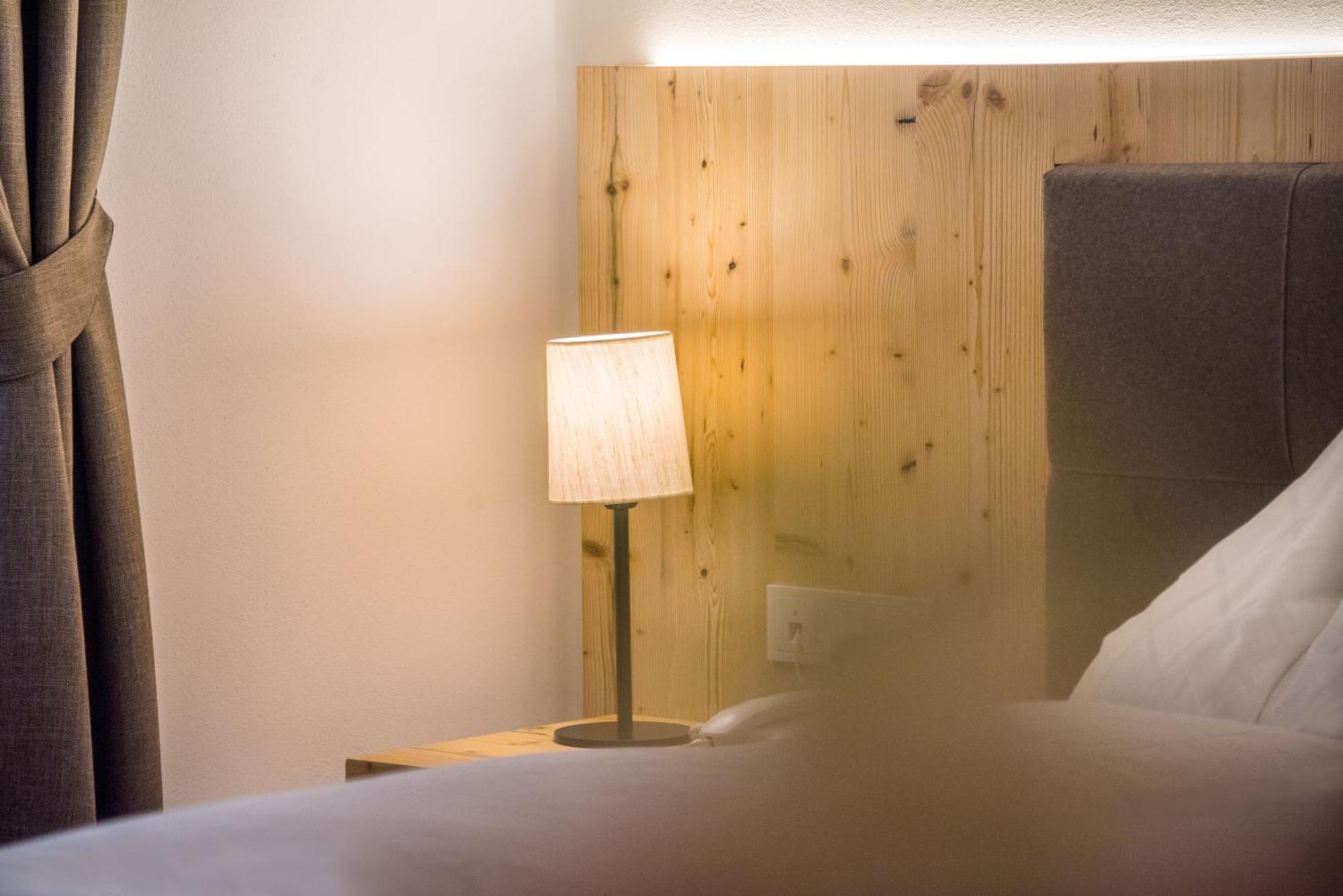 Hotel Fronza - Your Hike & Mountain Home Lutago Chambre photo