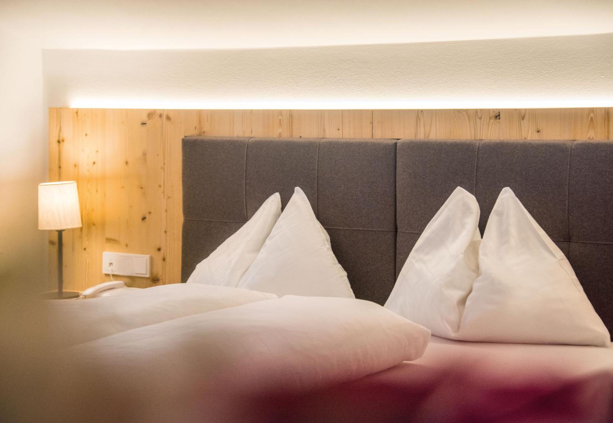 Hotel Fronza - Your Hike & Mountain Home Lutago Chambre photo